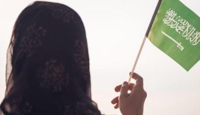 لحظة محرجة على الهواء.. إعلامية سعودية تكشف المستور أمام المذيع والضيوف!