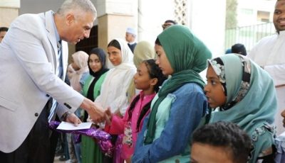 محافظ أسوان يوزع كروت تهنئة رئيس الجمهورية والهدايا والعيدية على الأطفال الإيتام