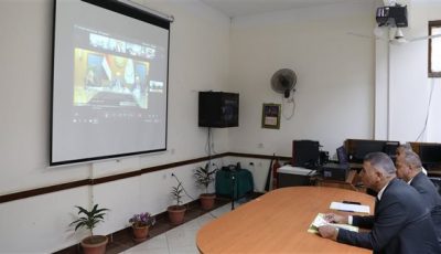 محافظ أسوان يجرى مداخلة عبر الفيديو كونفرانس مع وزير التربية والتعليم