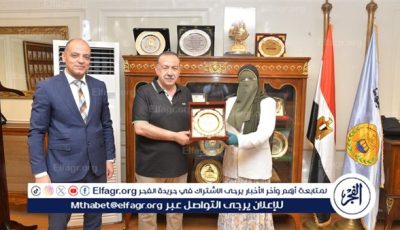 محافظ أسيوط يتسلم درع التقدير من محافظة المنيا لدعمه الفني واللوجستي لقطاع الطرق