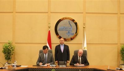 وزير النقل يشهد توقيع عقد بناء سفينتين جديدتين من سفن الصب الجاف العملاقة