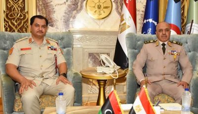 الفريق أحمد خليفة رئيس أركان حرب القوات المسلحة يلتقى رئيس أركان القوات البرية بالجيش الليبى