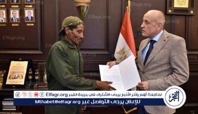 محافظ الأقصر يسلم مواطن عقد شقة سكنية استجابة لطلبه