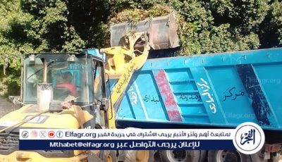 حملة مكبرة لرفع نواتج تطهير الترع والمصارف بقرية النواورة فى البداري بأسيوط