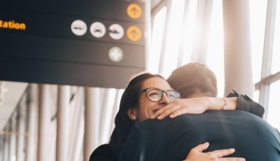 العناق المدفوع يجتاح الصين.. هل هو حاجة نفسية أم مجرد موضة؟