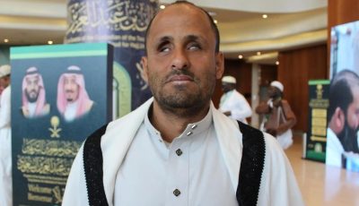 بعيون القلب يرى الحلم.. حاج يمني كفيف يصل إلى الكعبة المشرفة