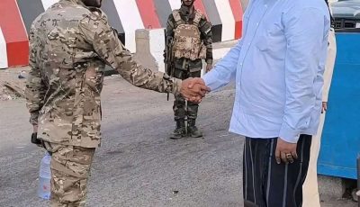 في لحظة غير متوقعة.. شقيق عيدروس الزبيدي يجوب شوارع عدن لأول مرة