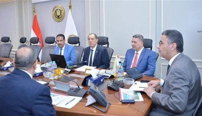 وزير التموين يعقد اجتماعًا مع رئيس مجلس إدارة شركة السكر والصناعات التكاملية لبحث خطط التطوير وتعزيز الإنتاج المحلي.