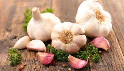فوائد مذهلة للثوم النيء.. 3 أمراض تختفي عند تناوله بانتظام