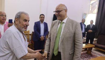 محافظ القليوبية يقدم التهنئة للمسنين ويقدم لهم الهدايا والورود
