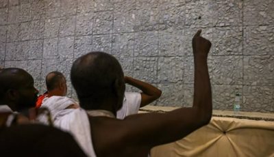 حجاج بيت الله يرمون الجمرات في أول أيام عيد الأضحى