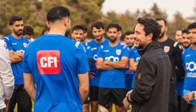 ولي العهد الأردني يدعم النشامى.. الأمير الحسين يظهر برفقة الأميرة إيمان قبل المواجهة الحاسمة