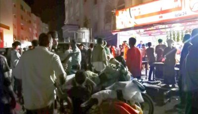 حادثة مروعة في عدن.. طفل يقتحم كافتيريا بسيارته وسط ذهول الحاضرين!